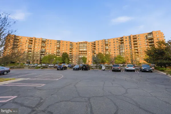 $635,000 | 8340 Greensboro Drive, Unit 1007, McLean, VA 22102