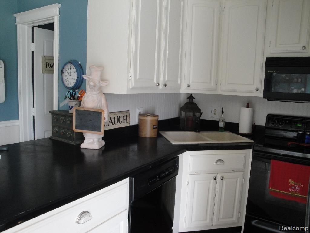 67976 Van Dyke Road, Unit 10 Washington, MI 48095 - Photo 8 of 18 #8 Kitchen.jpg