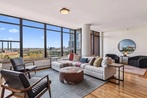 $1,100,000 | 215 10th Avenue South, Unit 708, Minneapolis, MN 55415