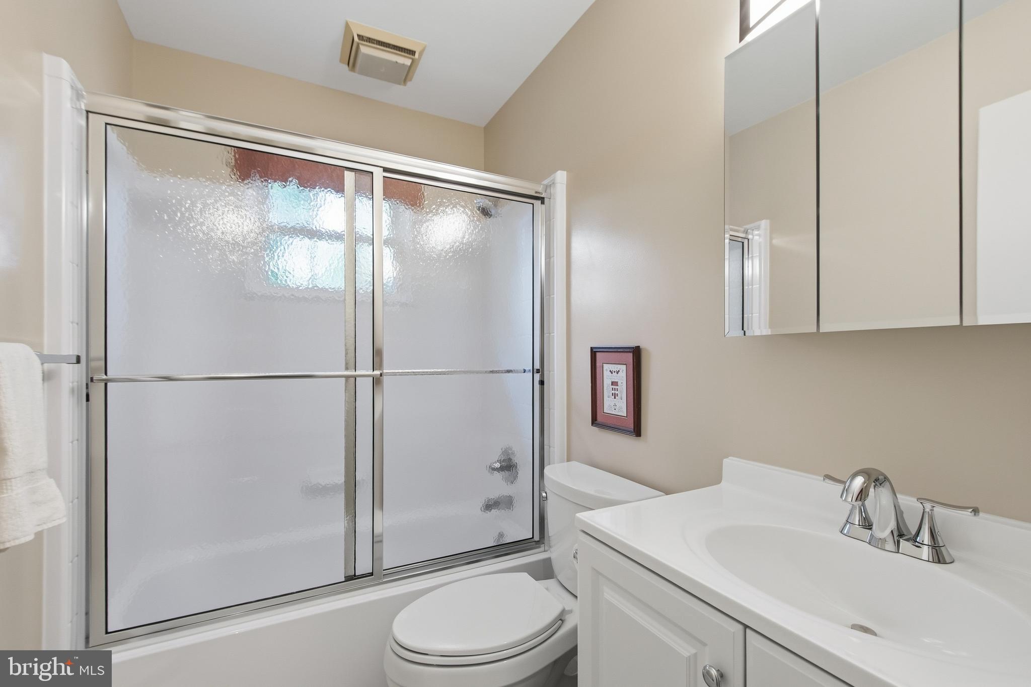 9385 Saddlemount Court Springfield, VA 22153 - Photo 29 of 51 Hall Bath