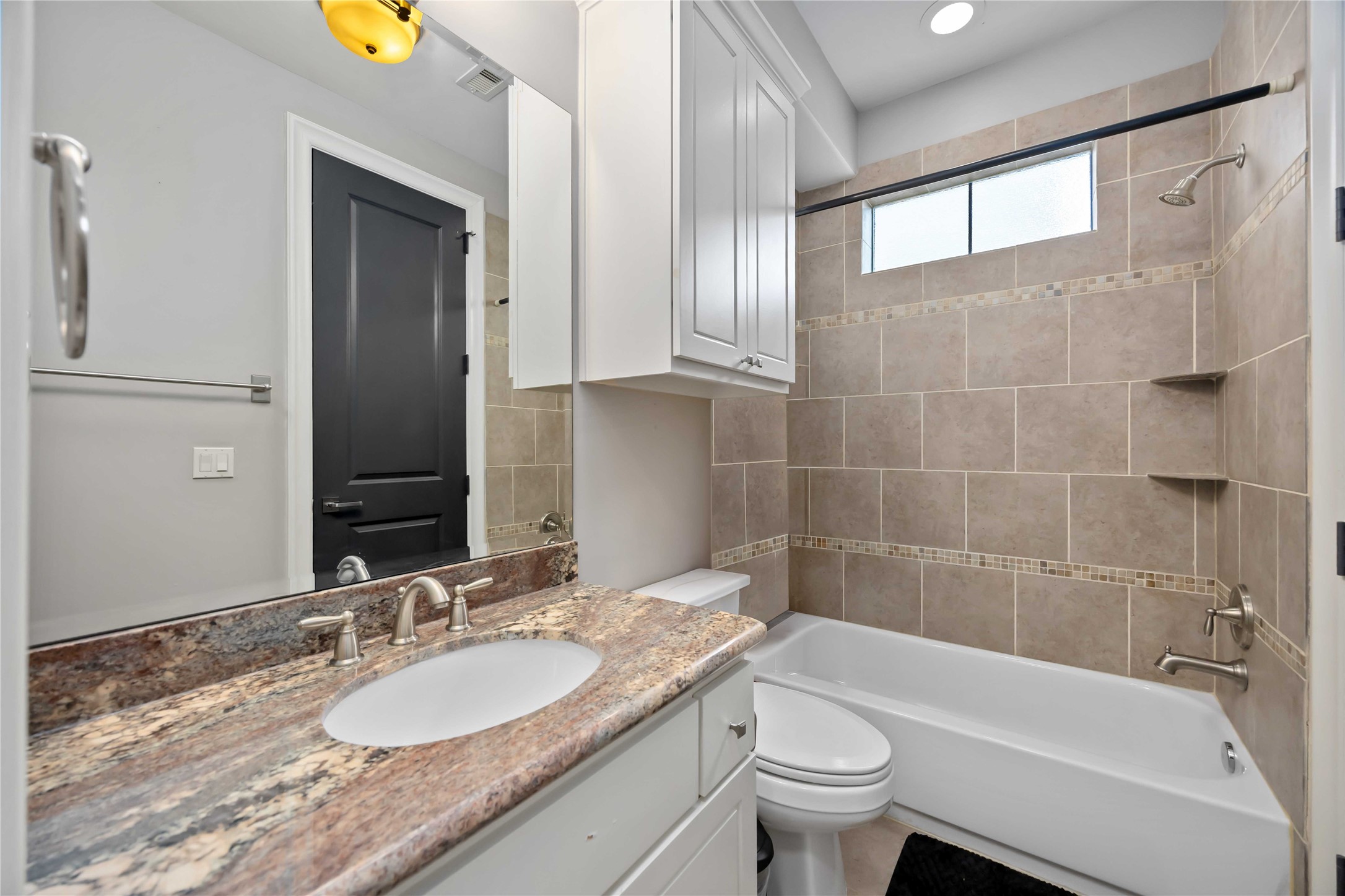 328 Bomar Street Houston, TX 77006 - Photo 6 of 25 First floor ensuite
