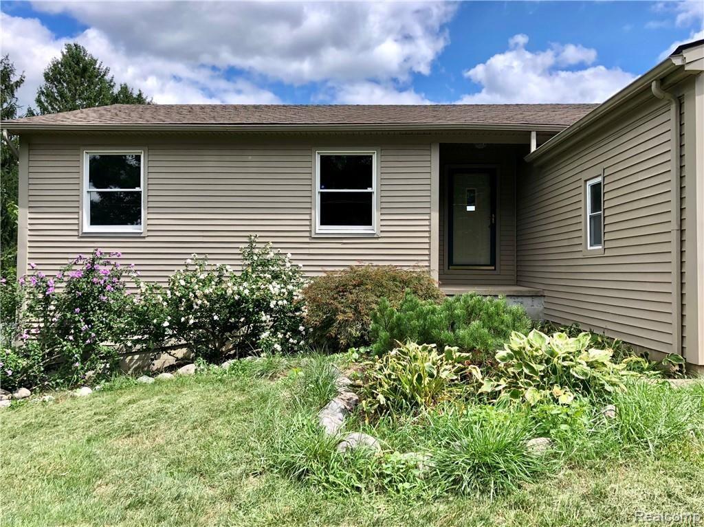 9291 Henry Road Pinckney, MI 48169 - Photo 3 of 24 6EF36D93-5995-43DD-9849-58EABC326B00.jpeg