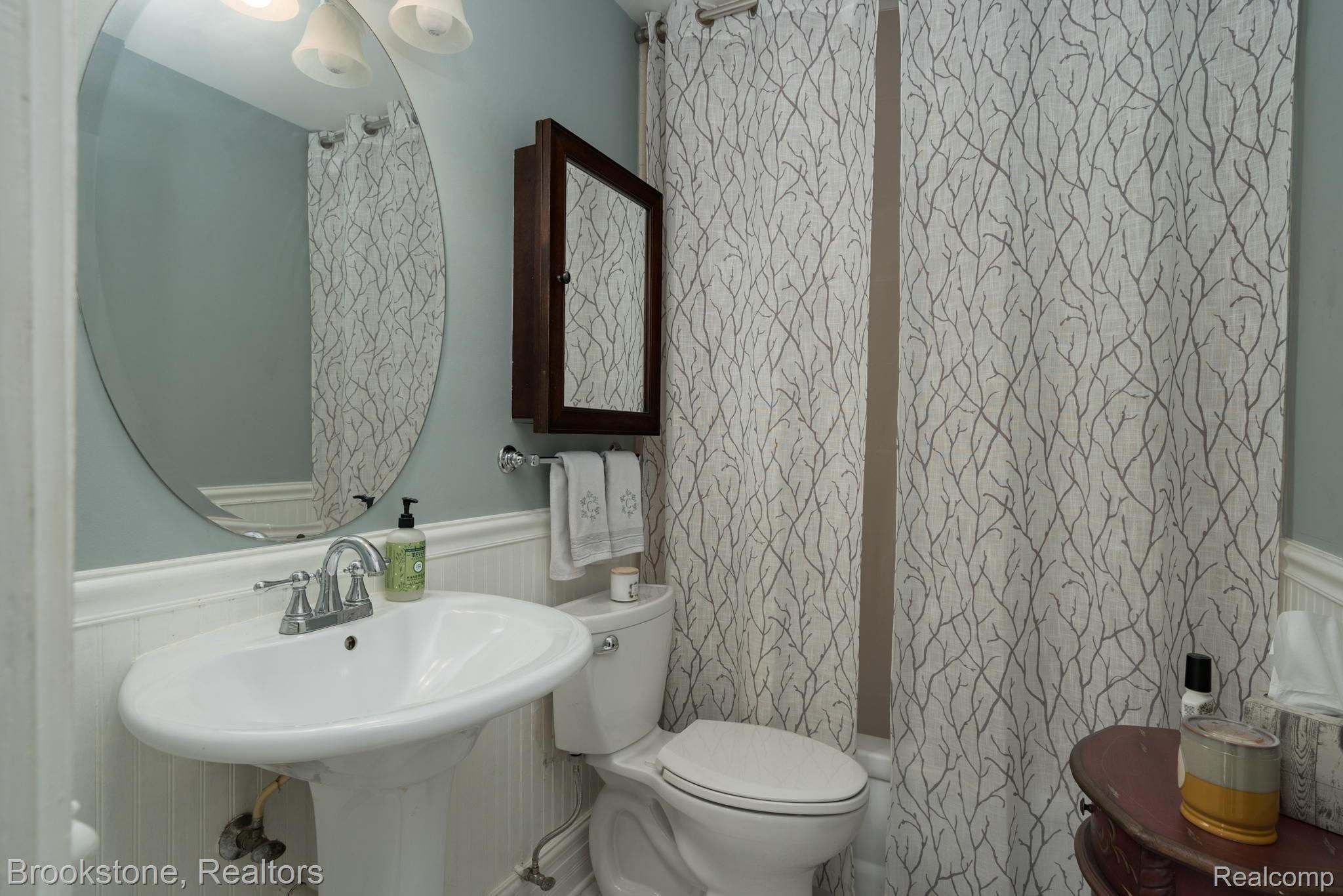 1191 Avon Manor Road Rochester, MI 48307 - Photo 27 of 40 2nd full bathroom