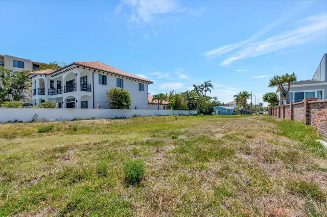 a view of a house with a big yard