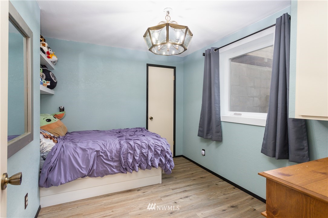2291 East Pole Road Everson, WA 98247 - Photo 23 of 40 a bedroom with a bed and a mirror