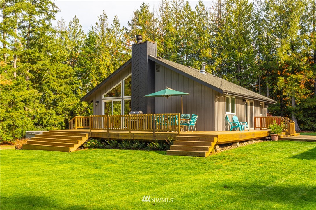 2291 East Pole Road Everson, WA 98247 - Photo 29 of 40 a front view of a house with a yard