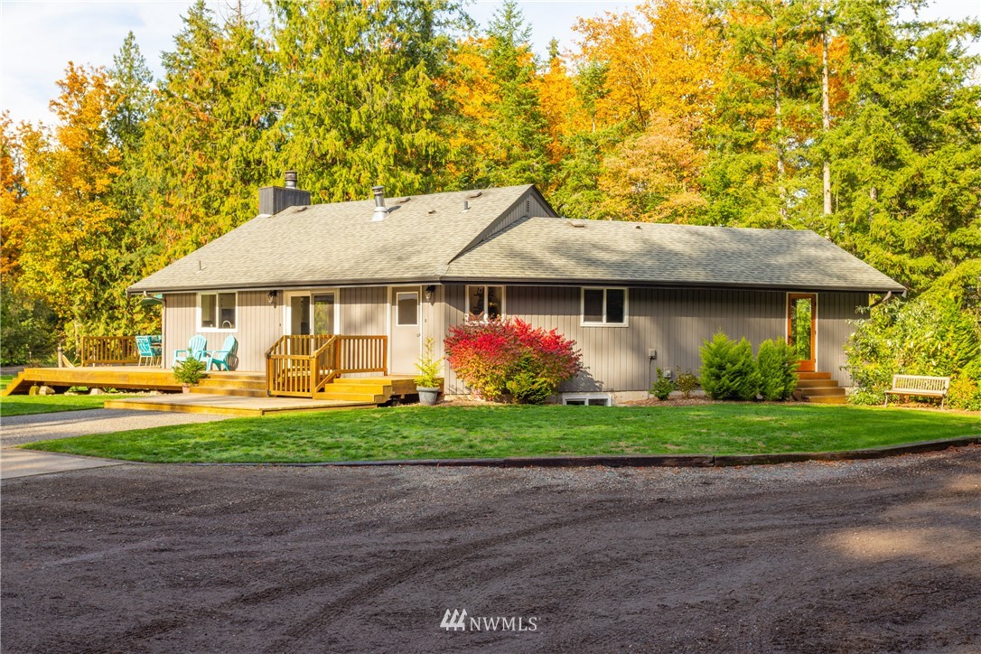 2291 East Pole Road Everson, WA 98247 - Photo 4 of 40 a front view of a house with garden