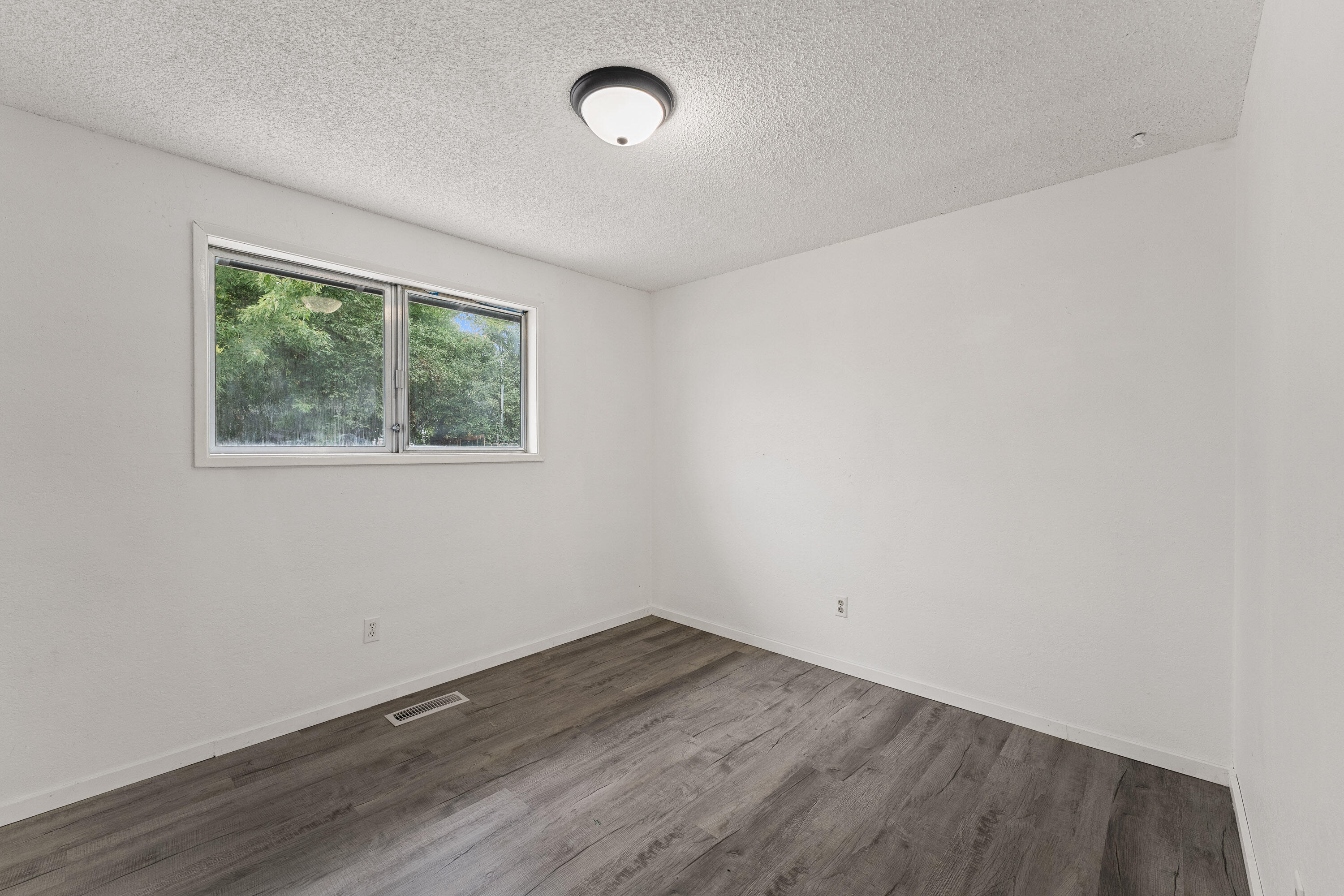 2098 Delta Waters Road Medford, OR 97504 - Photo 15 of 23 INT (12 of 14) (2)