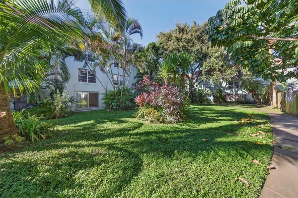 $120,000 | 809 West Oakland Park Boulevard, Unit J5, Oakland Park, FL 33311
