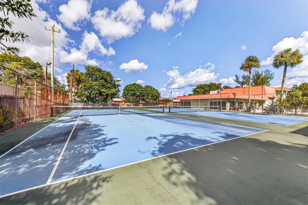 $120,000 | 809 West Oakland Park Boulevard, Unit J5, Oakland Park, FL 33311