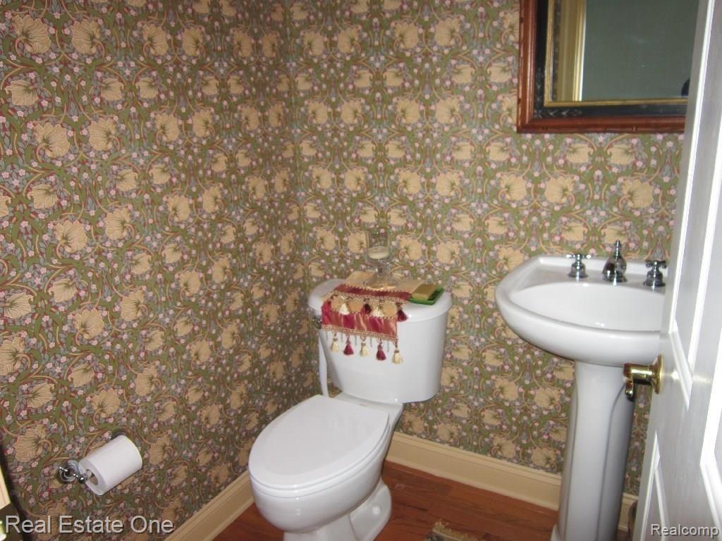 24983 Reeds Pointe Drive, Unit 2 Novi, MI 48374 - Photo 22 of 42 powder room.jpg