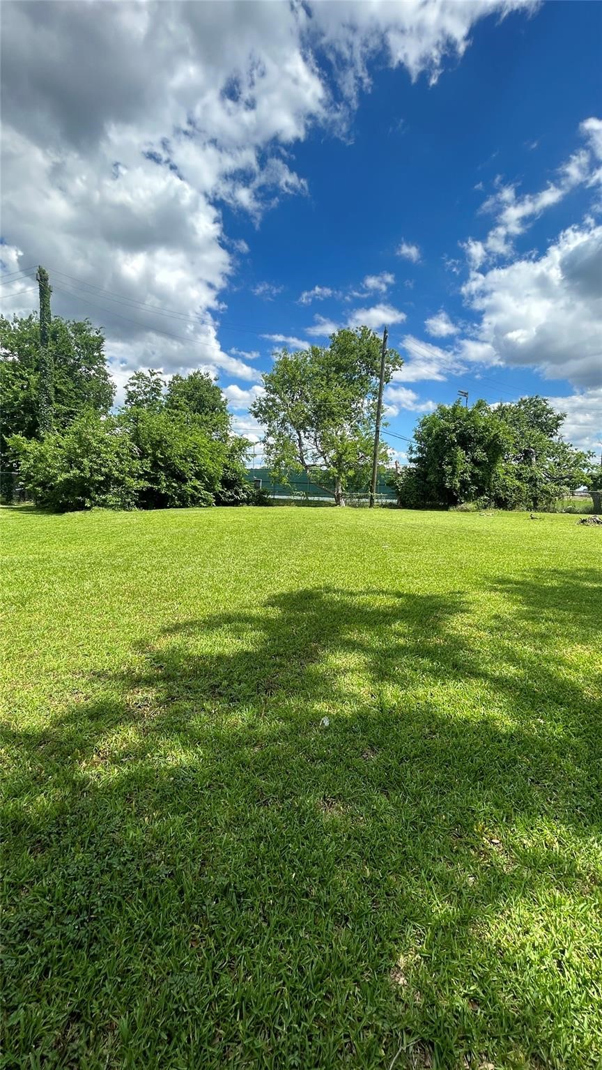 8700 Valley View Lane Houston, TX 77074 - Photo 3 of 5 a view of outdoor space and yard