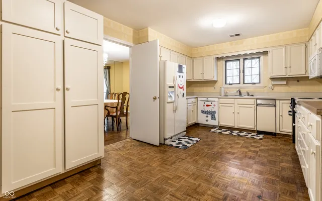 $175,000 | 7432 Lions Head Drive, Unit 5, Indianapolis, IN 46260