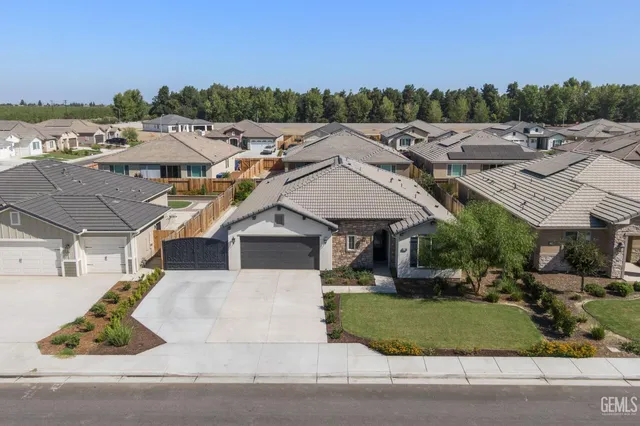 a view of a big yard in front of the house
