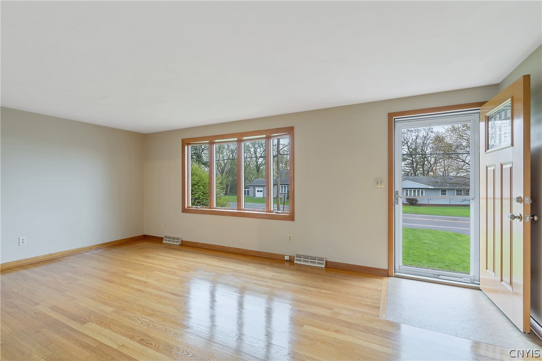 138 Bennett Road Camillus, NY 13031 - Photo 4 of 45