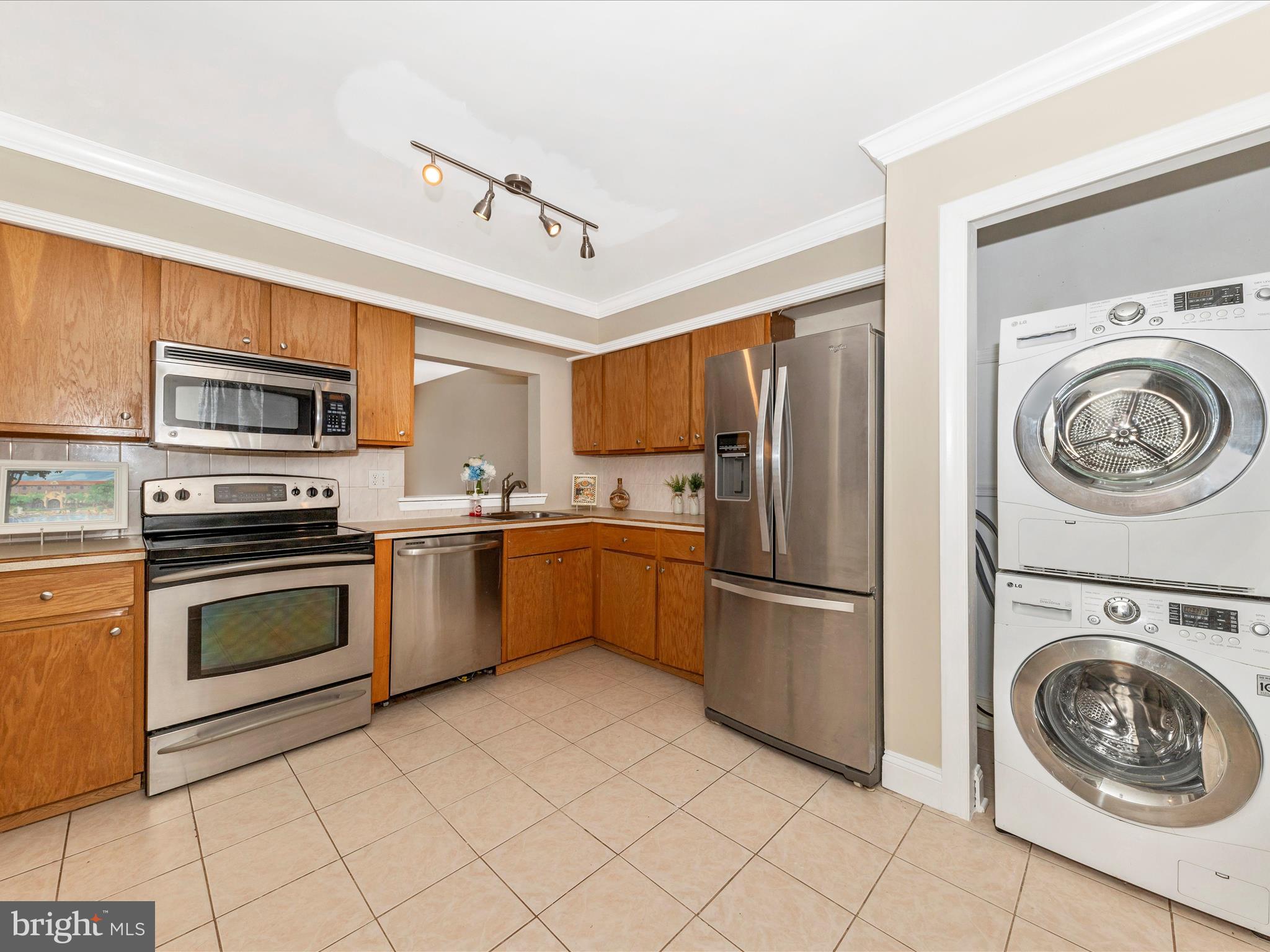 231 Coventry Square, Unit 231 Sterling, VA 20164 - Photo 3 of 40 a kitchen with stainless steel appliances granite countertop a refrigerator and a stove top oven