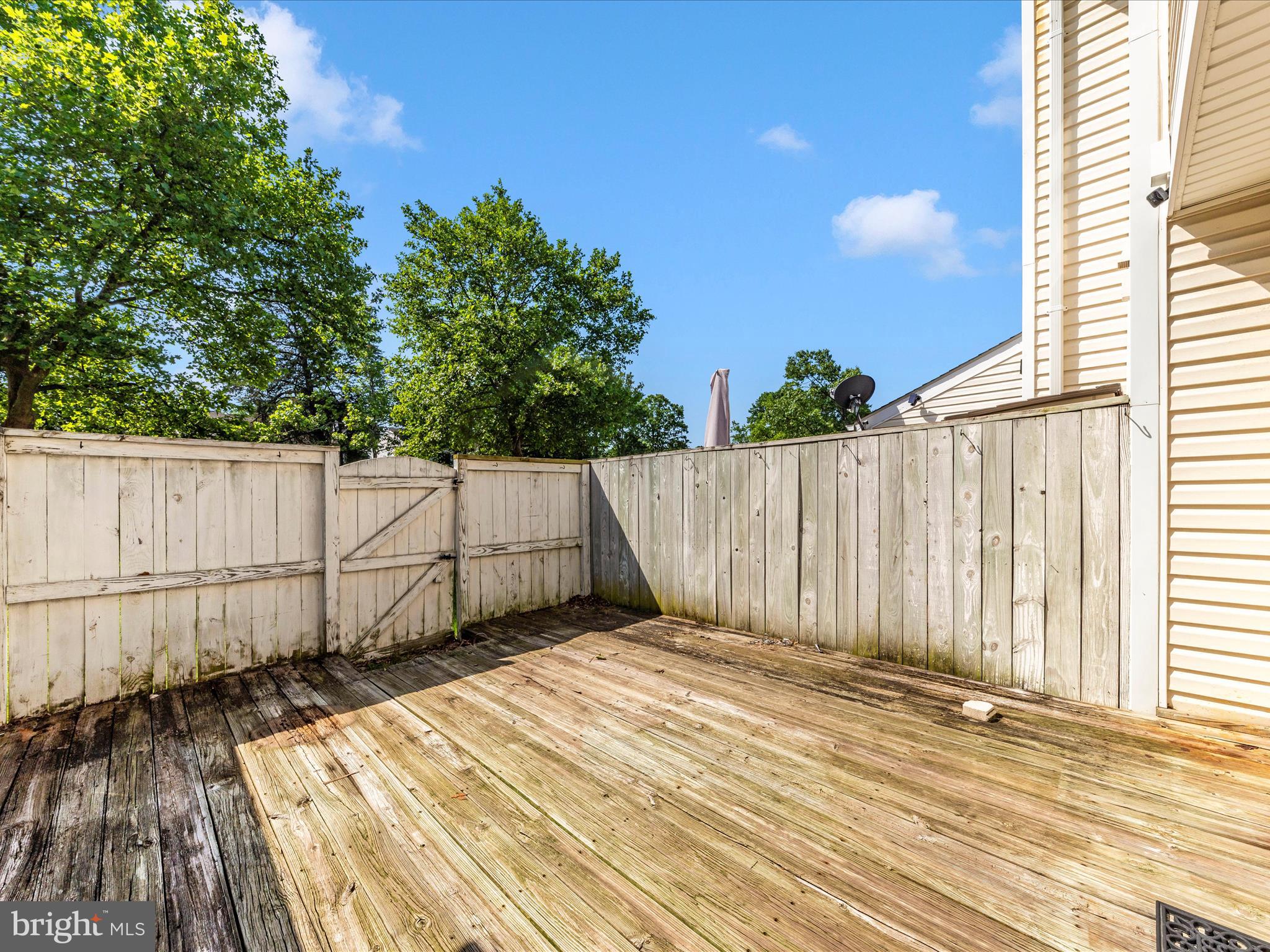 231 Coventry Square, Unit 231 Sterling, VA 20164 - Photo 38 of 40 a view of a backyard