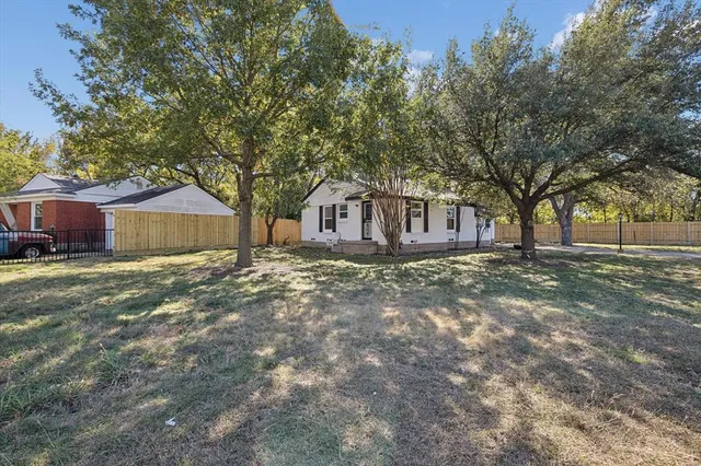 a house view with yard