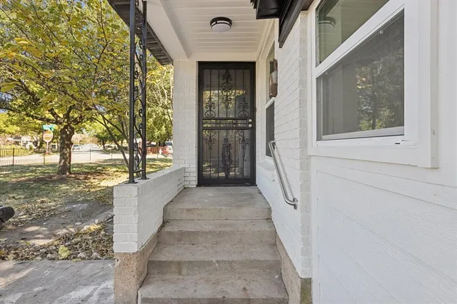 a view of a entrance of the house
