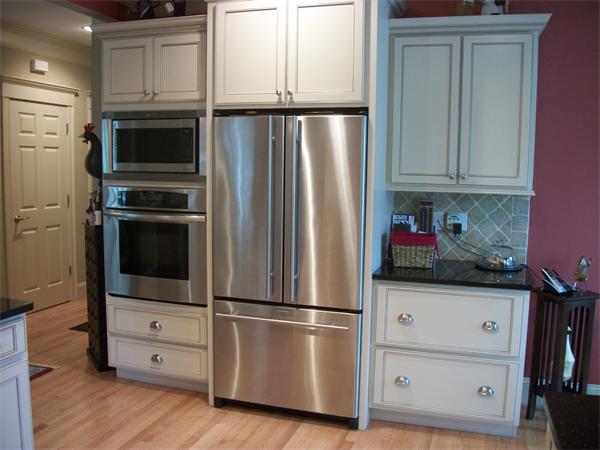 8 Sauta Farm Way, Unit 8 Hudson, MA 01749 - Photo 7 of 30 a kitchen with appliances a microwave and cabinets