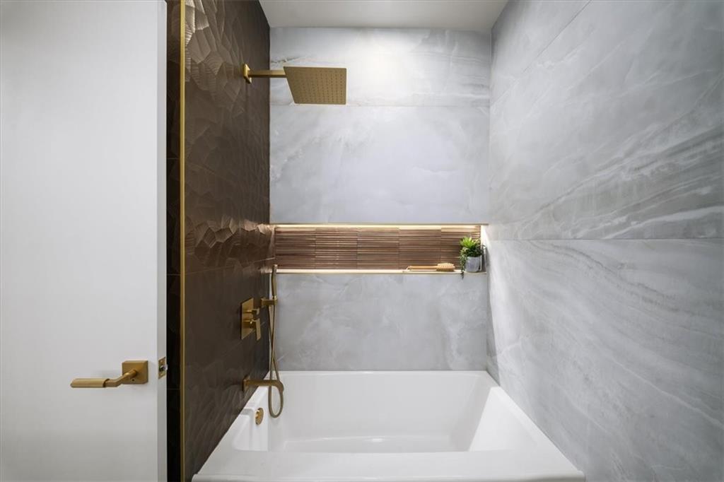 172 Racine Street Southwest Atlanta, GA 30314 - Photo 14 of 32 a bathroom with a bathtub