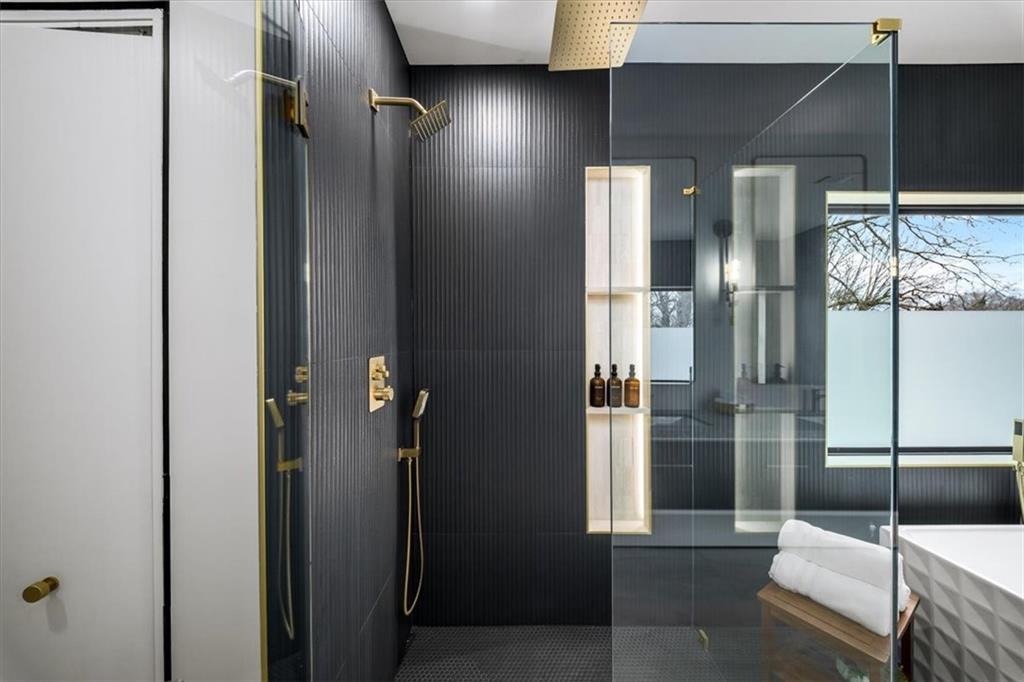 172 Racine Street Southwest Atlanta, GA 30314 - Photo 20 of 32 a bathroom with a shower