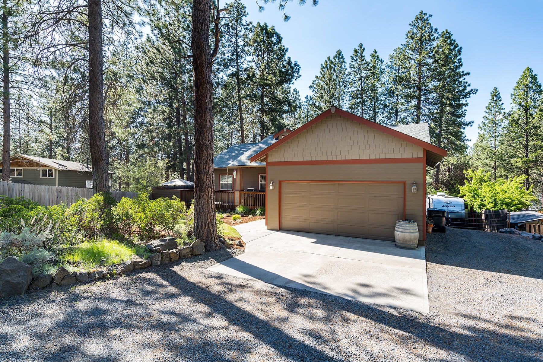19042 Choctaw Road Bend, OR 97702 - Photo 2 of 40 2JH5_5184