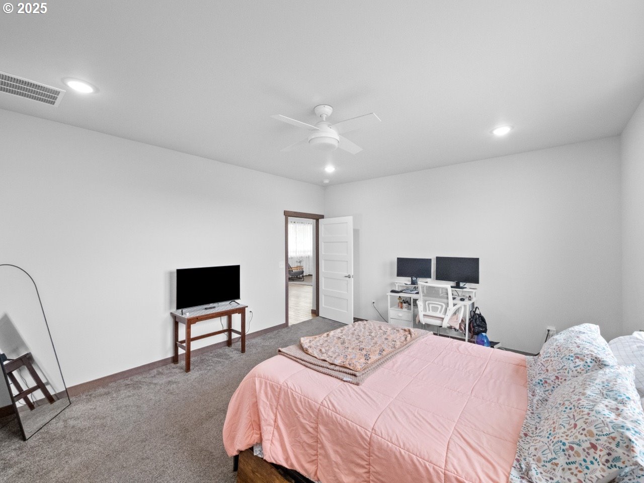 692 Southwest Runnion Avenue Pendleton, OR 97801 - Photo 13 of 35 a bedroom with a bed and a flat screen tv