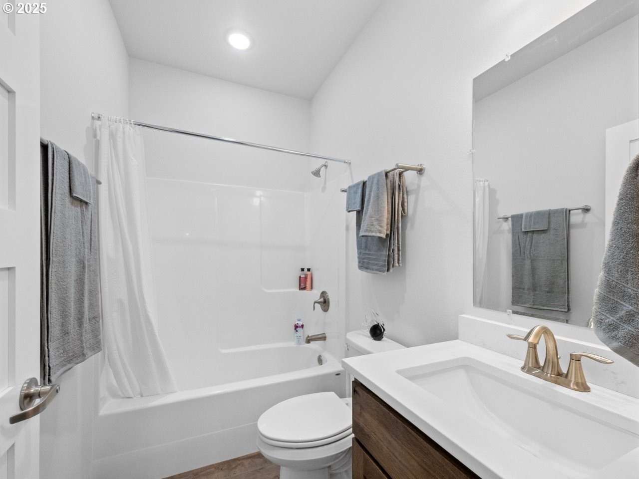 692 Southwest Runnion Avenue Pendleton, OR 97801 - Photo 16 of 35 a bathroom with a sink a toilet a mirror a shower and bathtub