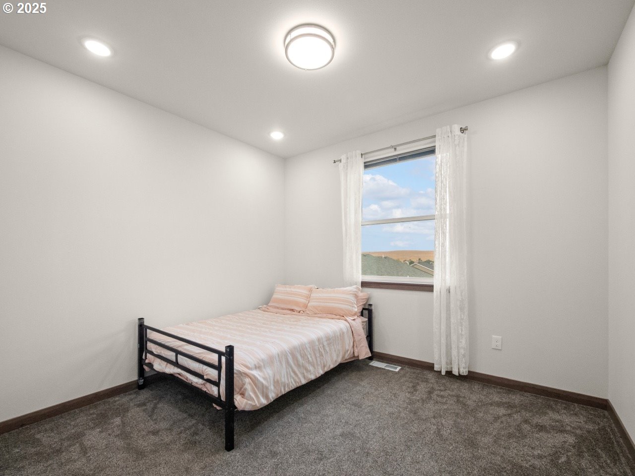 692 Southwest Runnion Avenue Pendleton, OR 97801 - Photo 17 of 35 a room with a bed and a window
