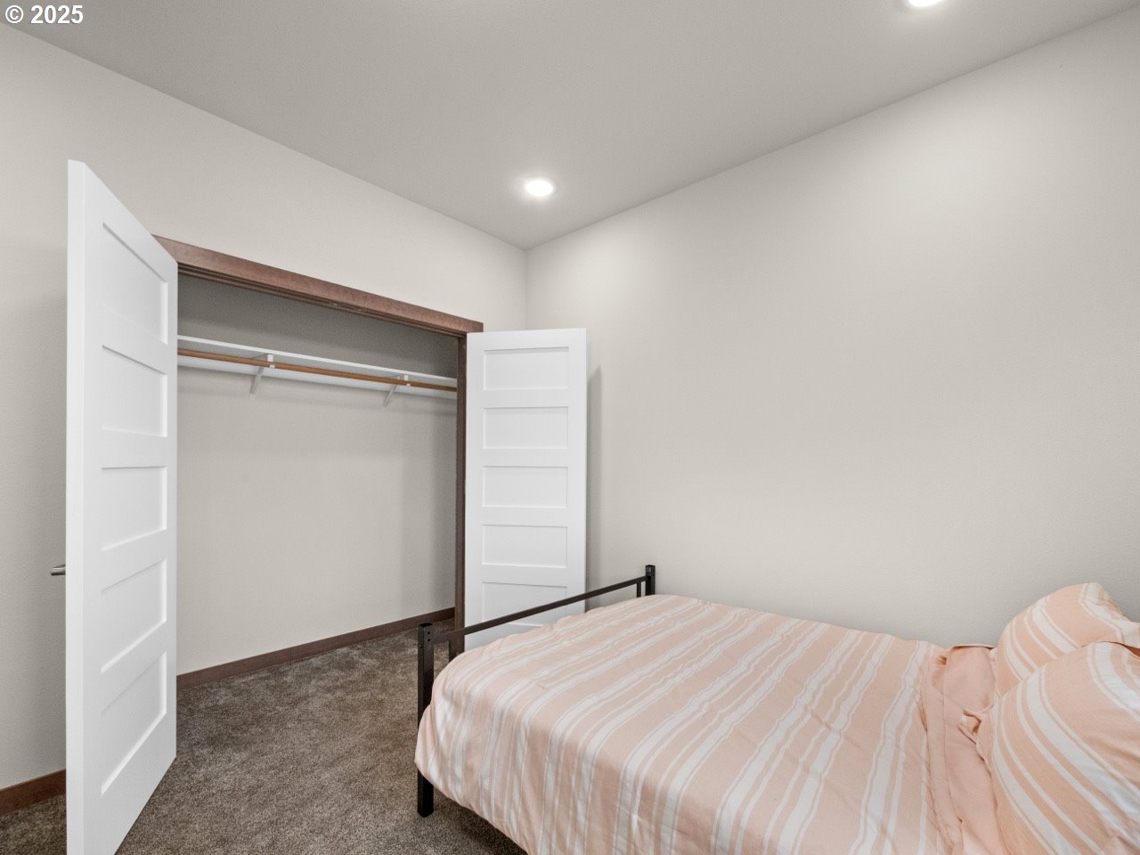 692 Southwest Runnion Avenue Pendleton, OR 97801 - Photo 18 of 35 a bedroom with a bed and a white wall