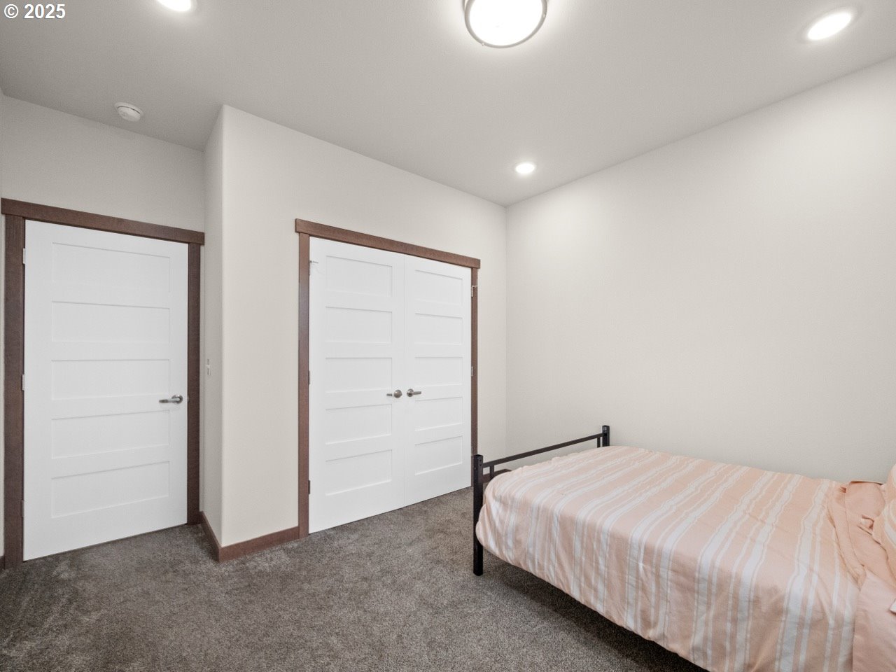 692 Southwest Runnion Avenue Pendleton, OR 97801 - Photo 19 of 35 a bedroom with a bed and a painting