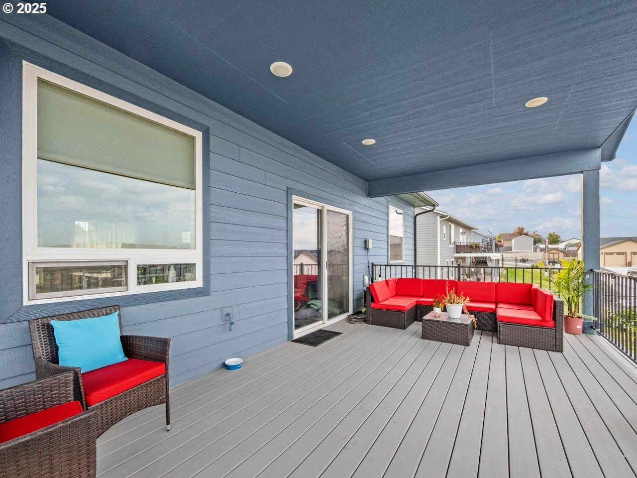 692 Southwest Runnion Avenue Pendleton, OR 97801 - Photo 21 of 35 a balcony with wooden floor and furniture