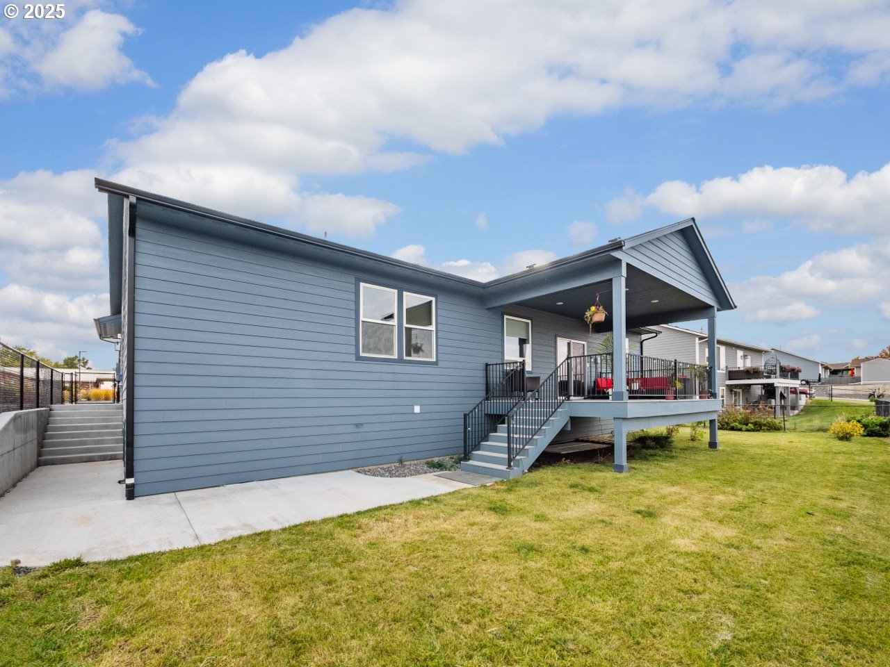 692 Southwest Runnion Avenue Pendleton, OR 97801 - Photo 32 of 35 a view of a house with swimming pool and sitting area