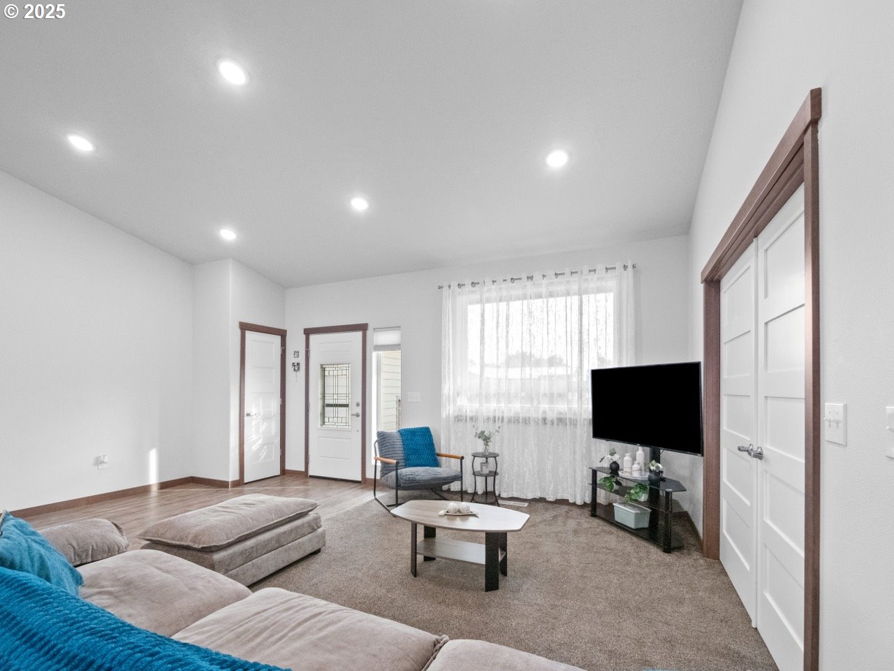 692 Southwest Runnion Avenue Pendleton, OR 97801 - Photo 8 of 35 a living room with furniture and a flat screen tv