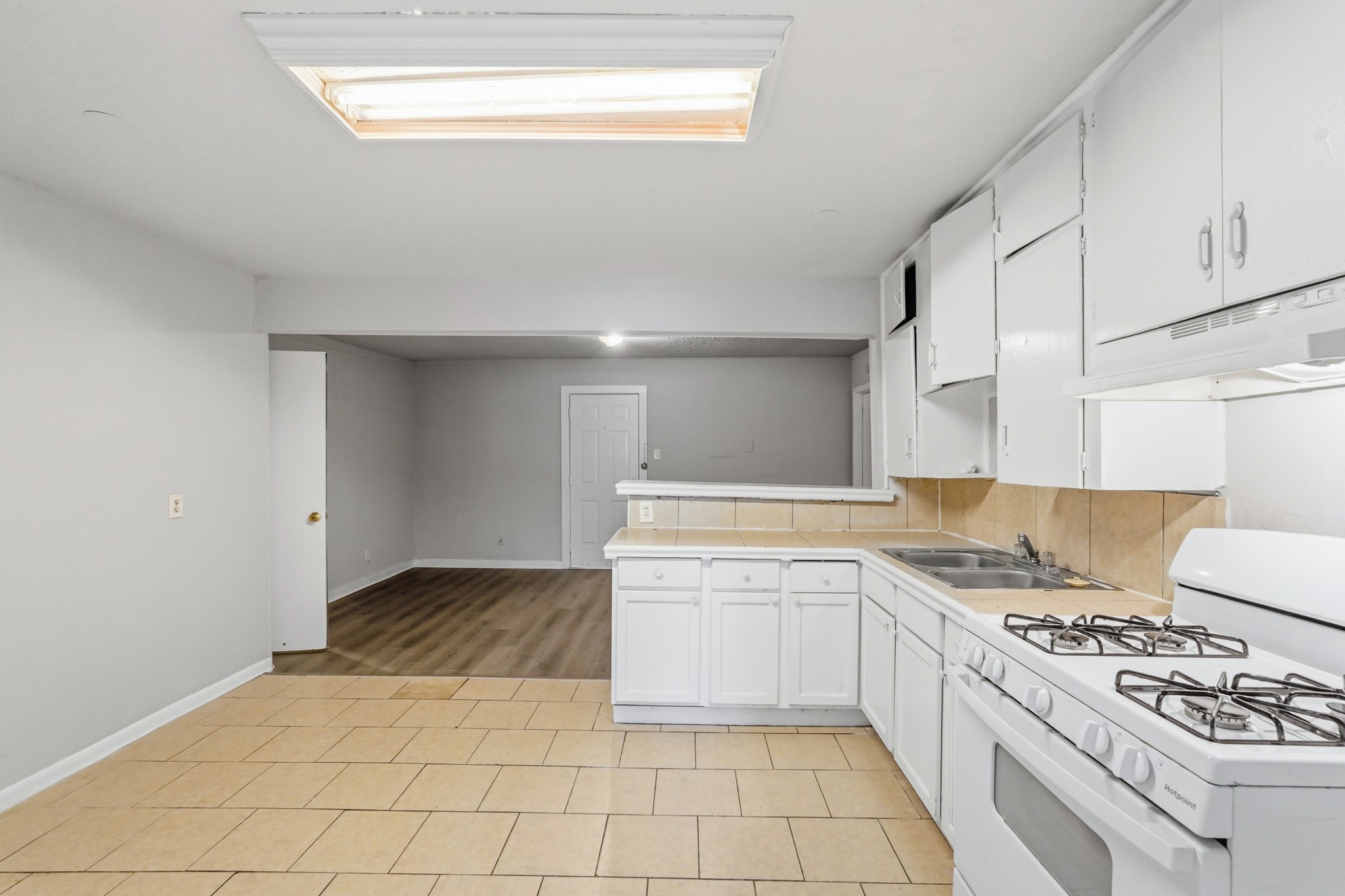 4953 Bataan Road Houston, TX 77033 - Photo 8 of 12