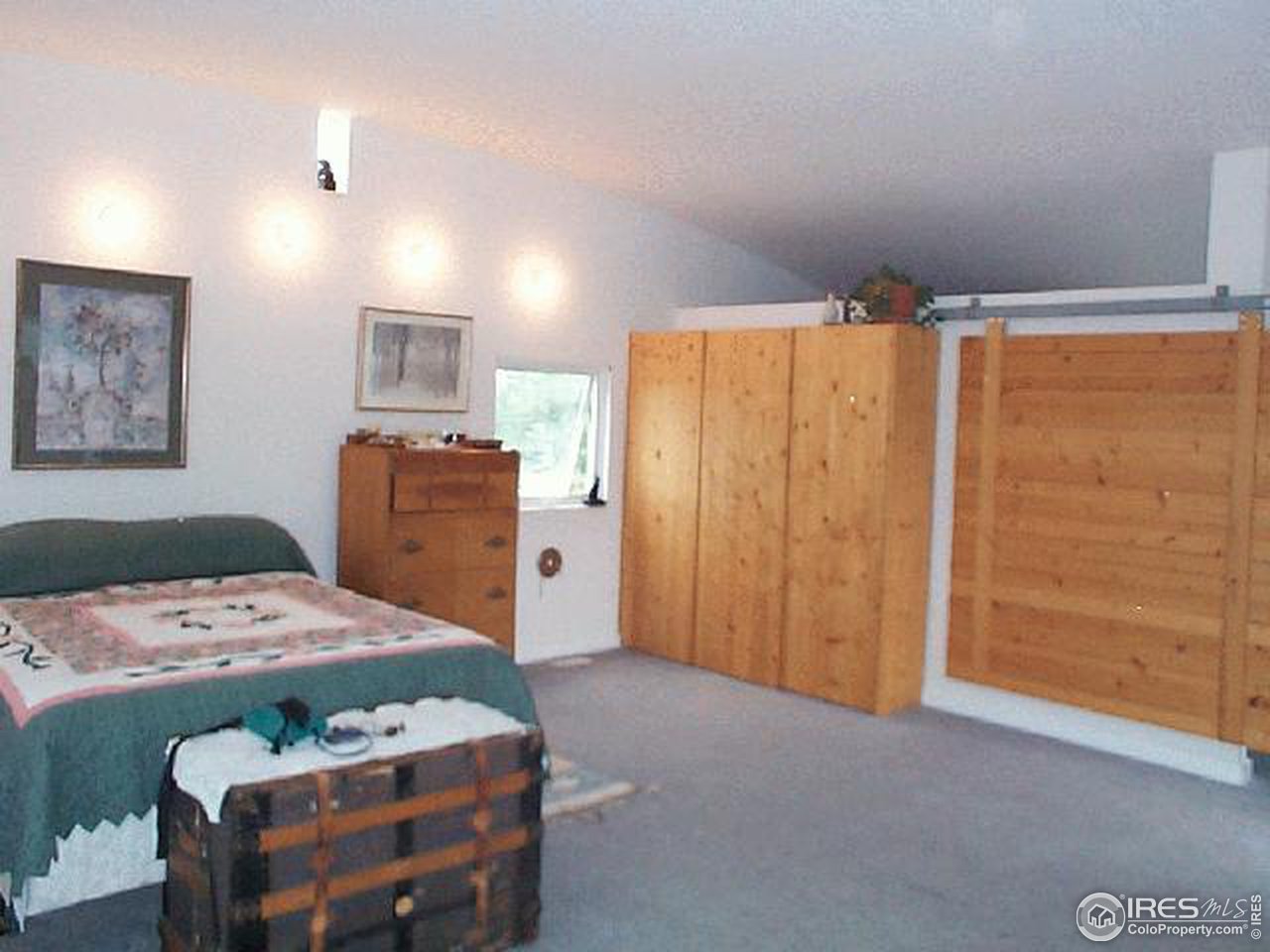 6367 Clearview Road Boulder, CO 80303 - Photo 3 of 8 a bedroom with a bed and a cabinets