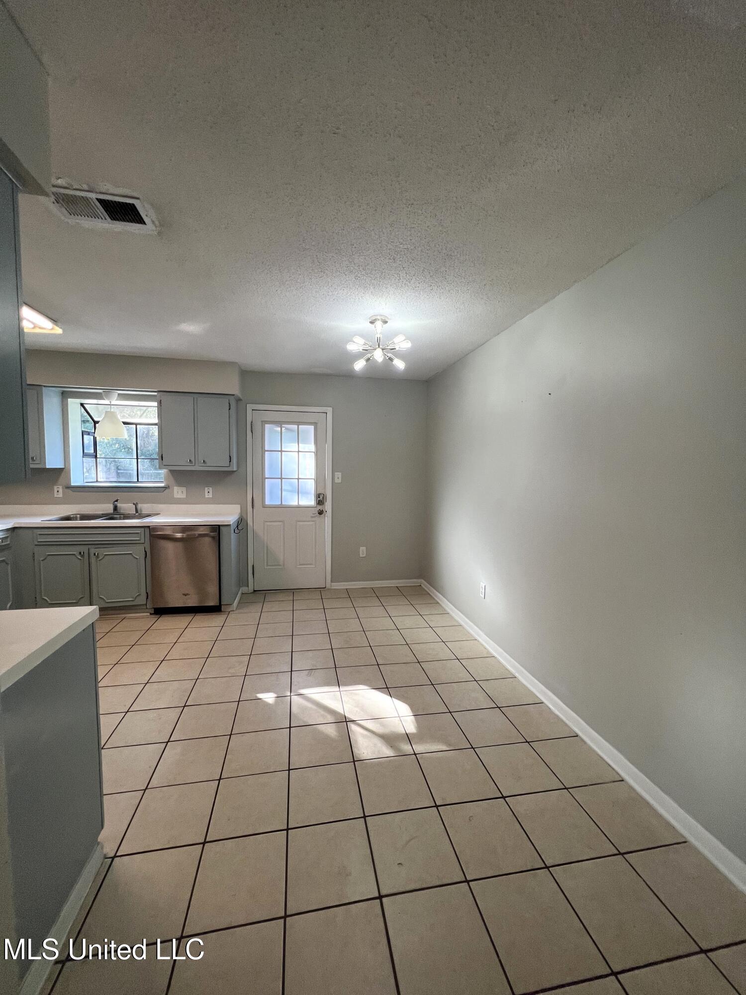 1713 19th Avenue, Unit B Gulfport, MS 39501 - Photo 4 of 13 1713 19th Ave B 12