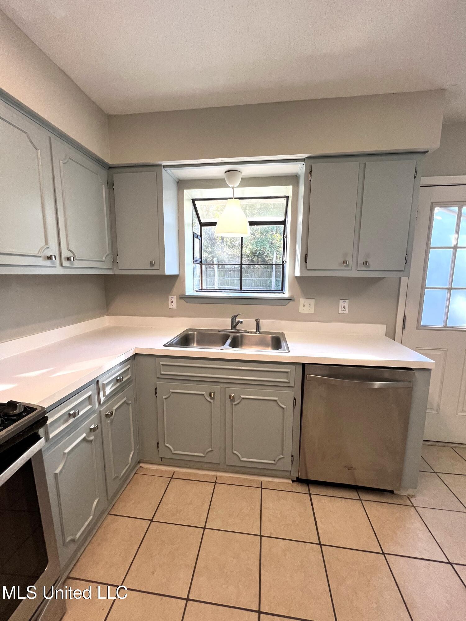 1713 19th Avenue, Unit B Gulfport, MS 39501 - Photo 6 of 13 1713 19th Ave B 4