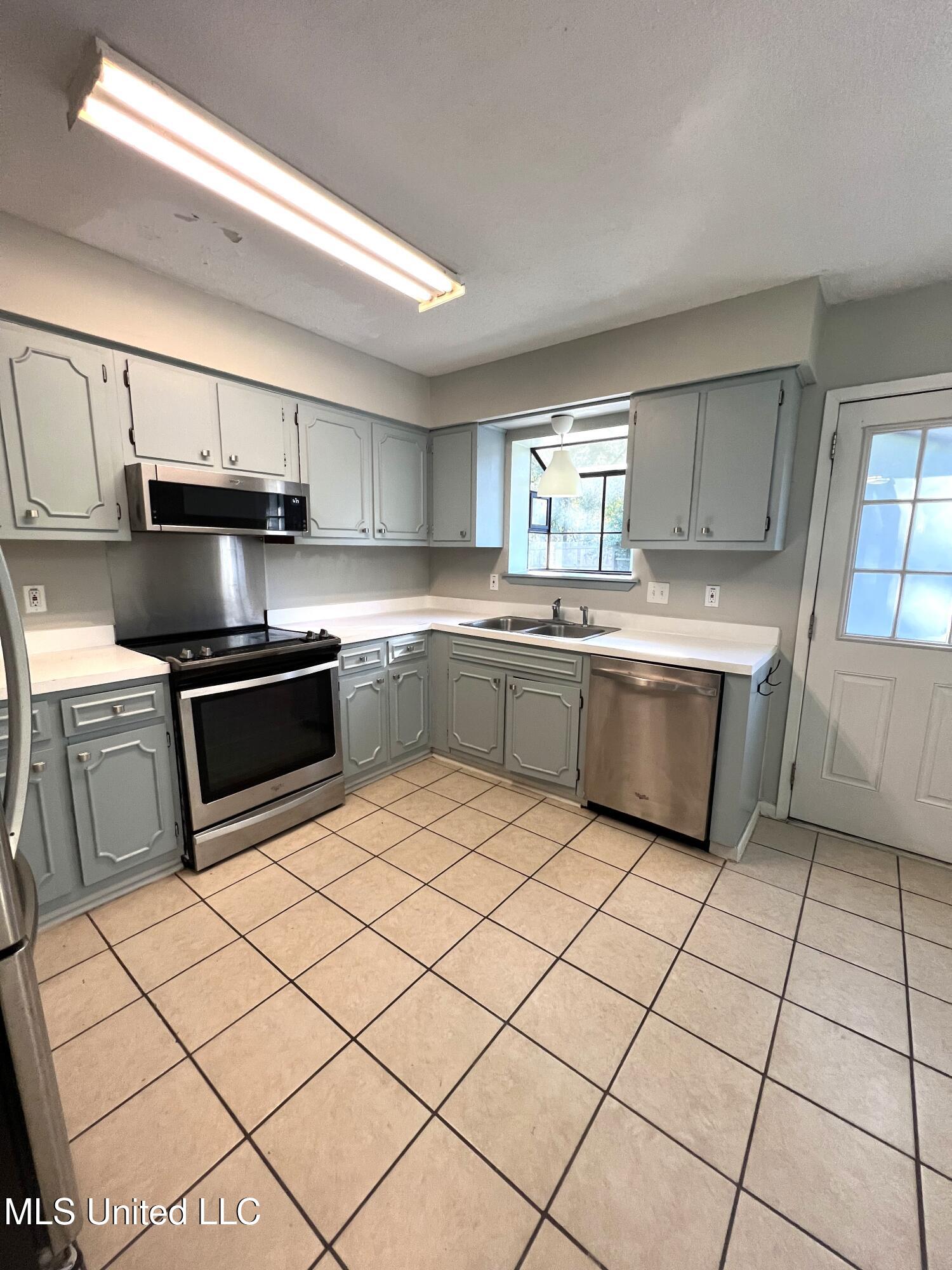 1713 19th Avenue, Unit B Gulfport, MS 39501 - Photo 7 of 13 1713 19th Ave B 3