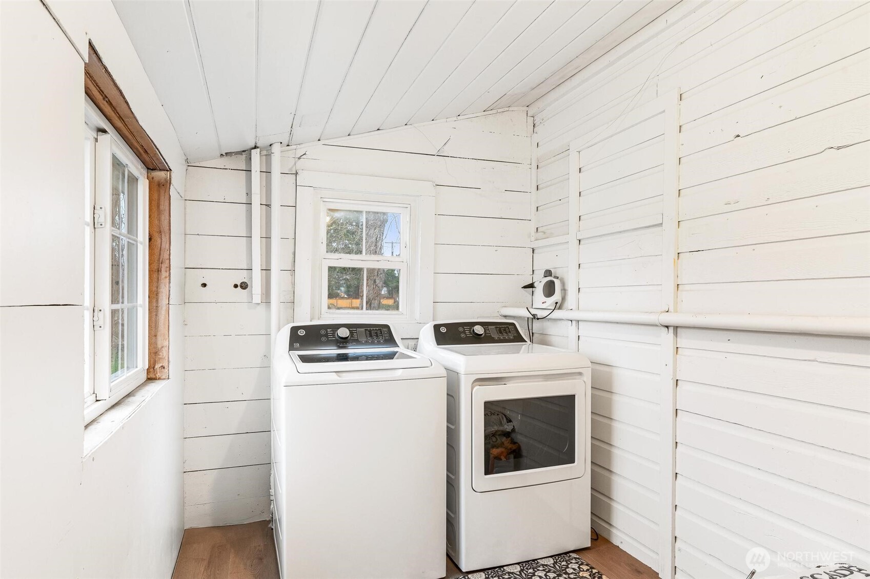 27805 Hinkleman Road East Buckley, WA 98321 - Photo 27 of 40 a kitchen with a stove and a refrigerator