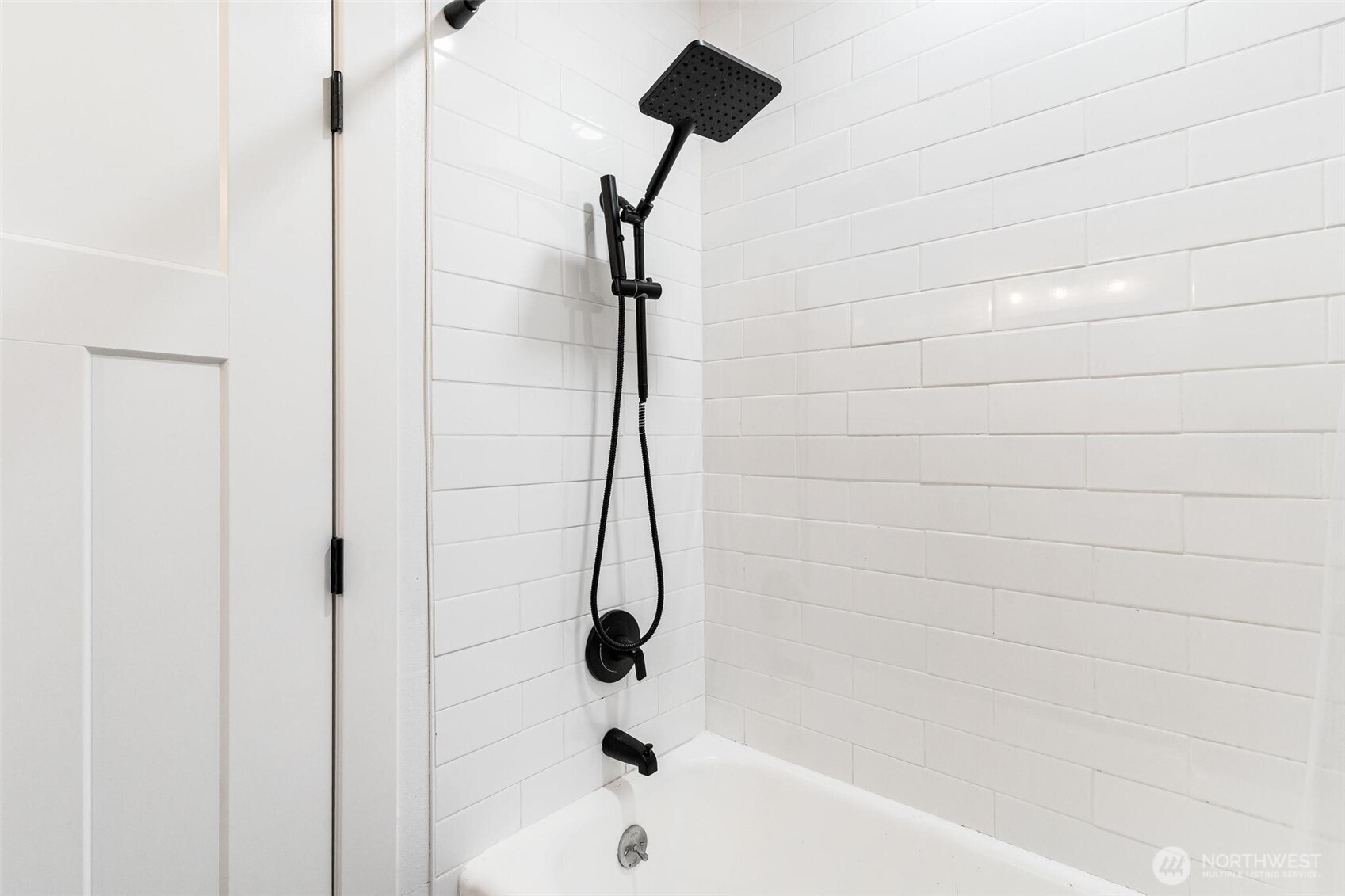 27805 Hinkleman Road East Buckley, WA 98321 - Photo 8 of 40 a bathroom with a bathtub