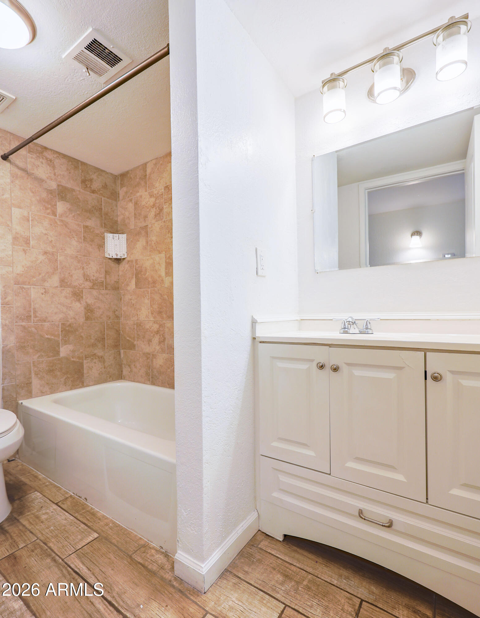 520 South 3rd Street Sierra Vista, AZ 85635 - Photo 16 of 28 a bathroom with a bathtub a sink and a mirror