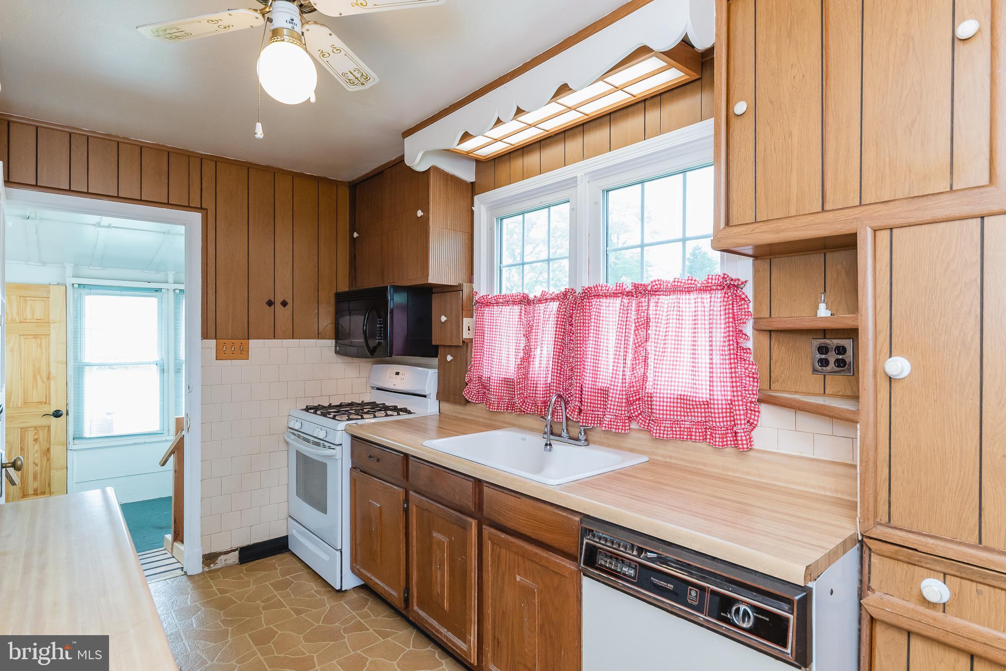 498 North Stuart Street Baltimore, MD 21221 - Photo 17 of 44 Kitchen