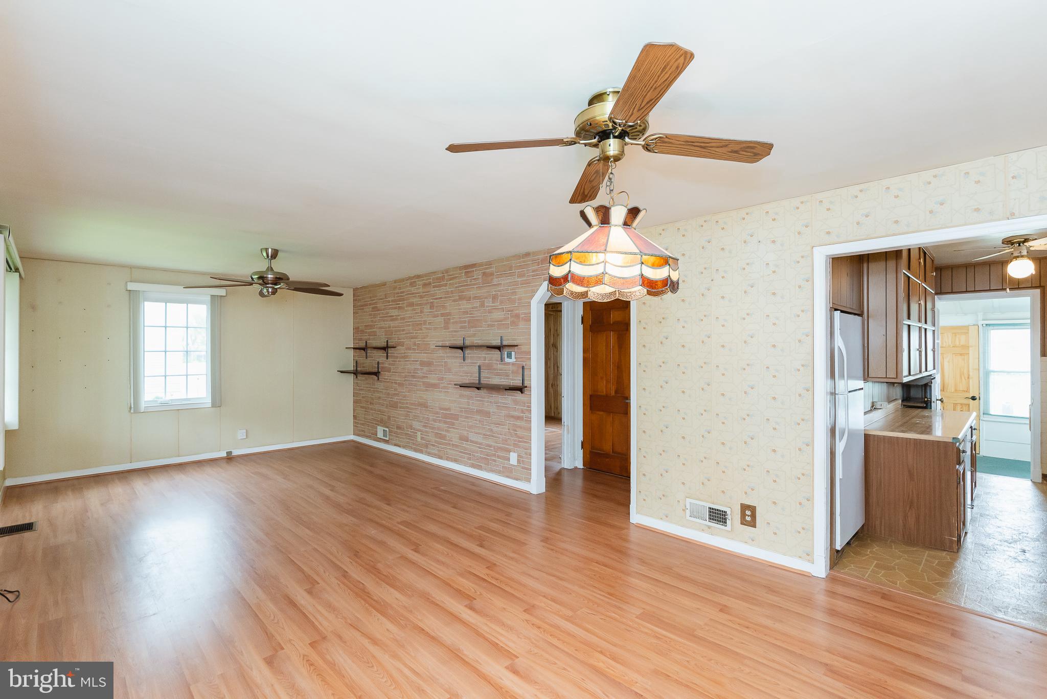 498 North Stuart Street Baltimore, MD 21221 - Photo 4 of 44 Living Room