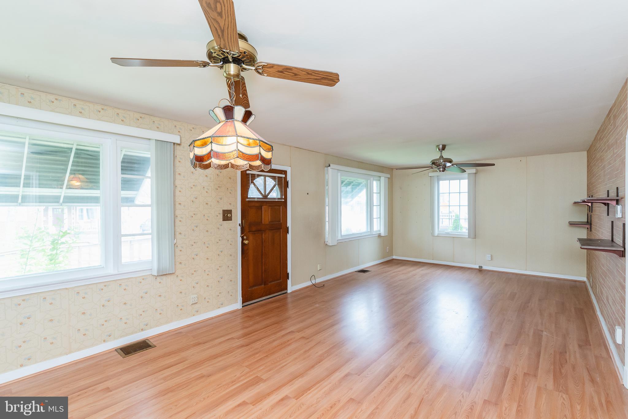 498 North Stuart Street Baltimore, MD 21221 - Photo 5 of 44 Living Room