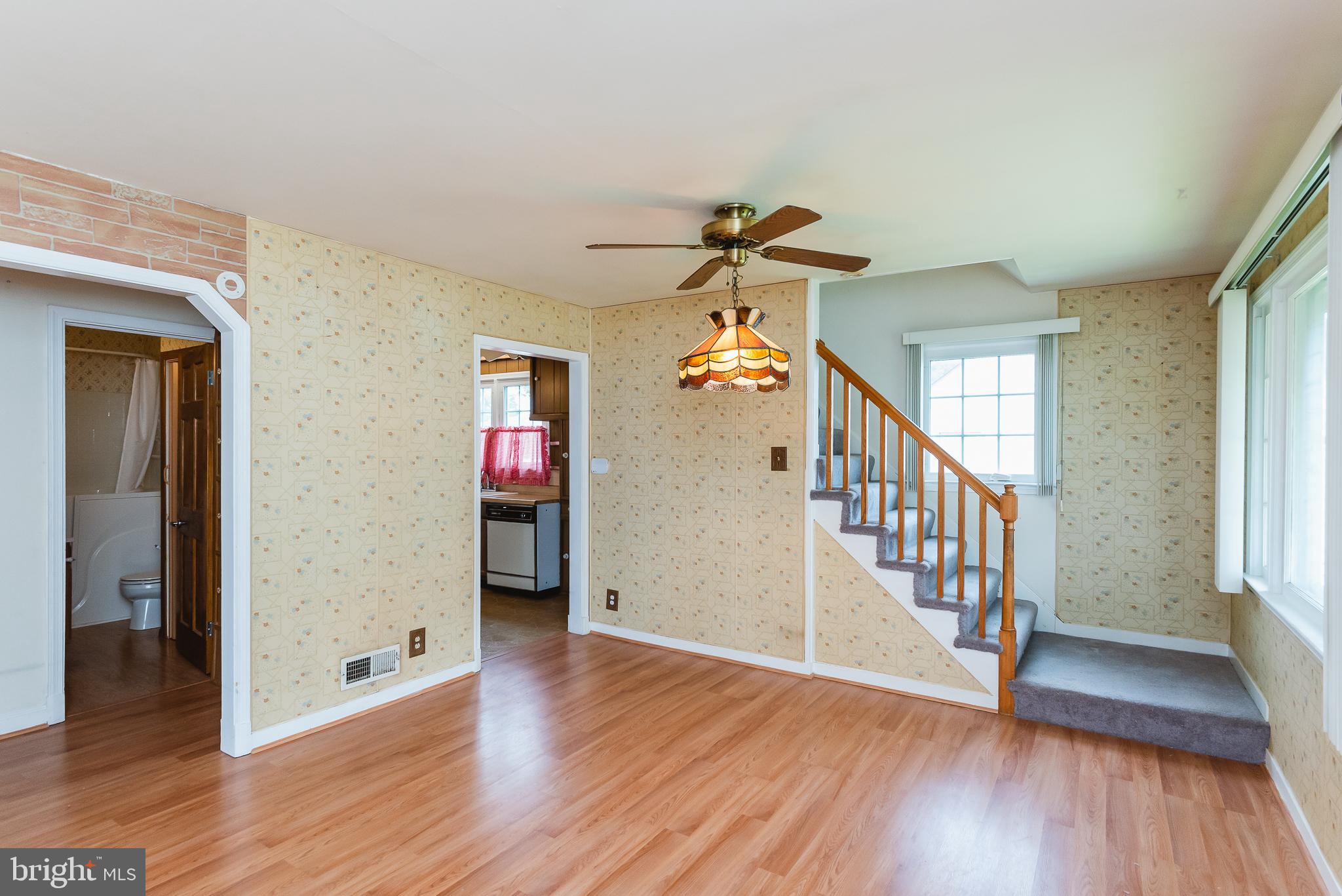 498 North Stuart Street Baltimore, MD 21221 - Photo 6 of 44 Living Room