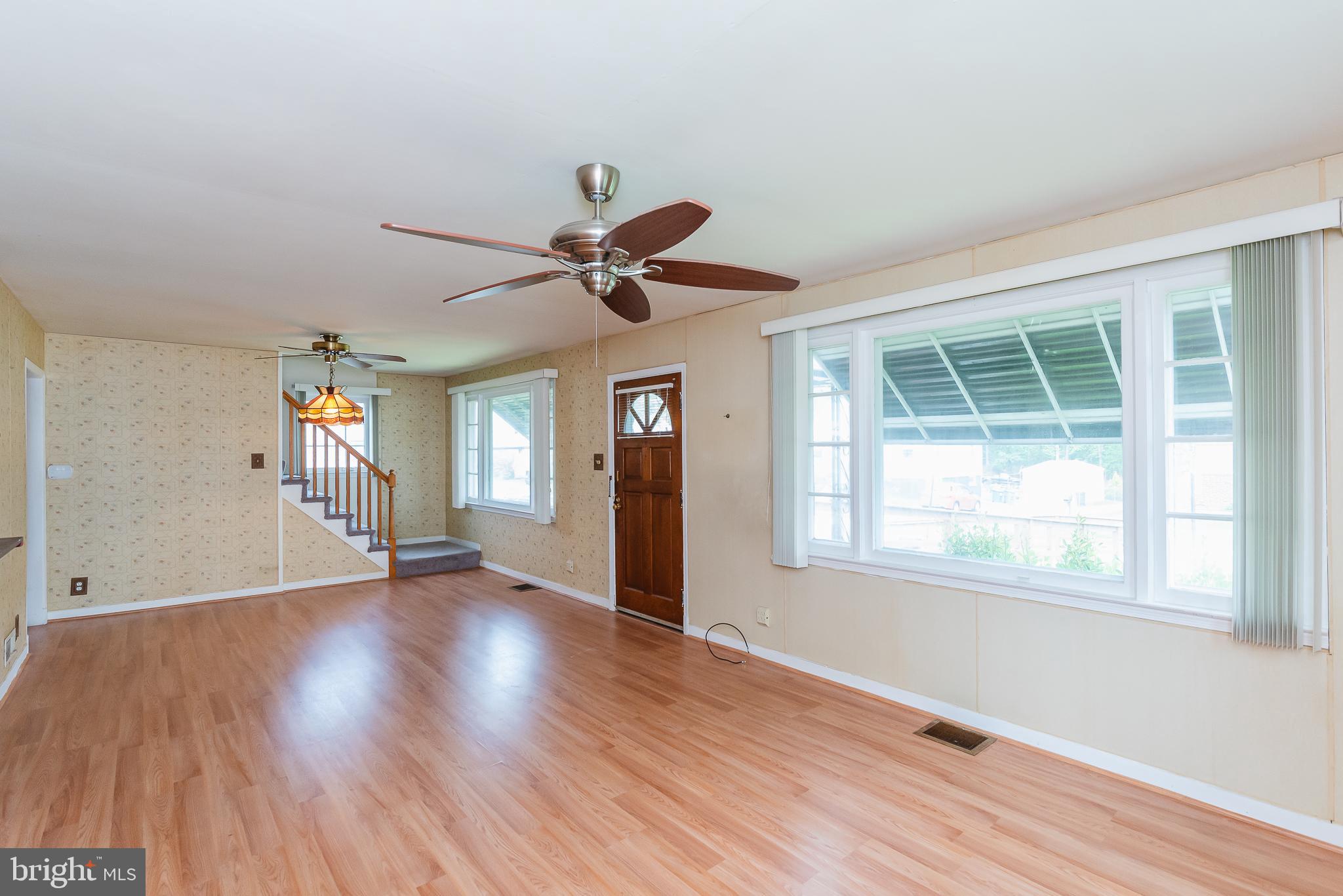 498 North Stuart Street Baltimore, MD 21221 - Photo 7 of 44 Living Room