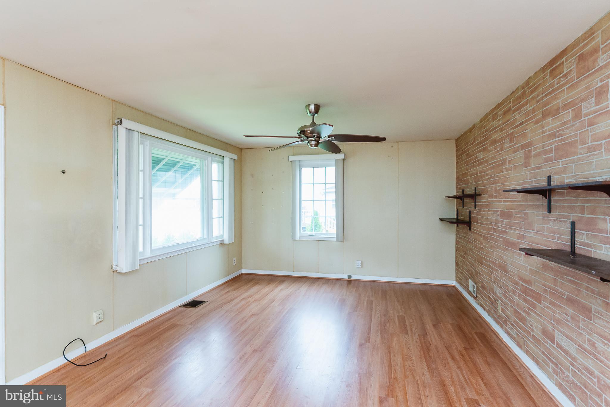 498 North Stuart Street Baltimore, MD 21221 - Photo 9 of 44 Living Room