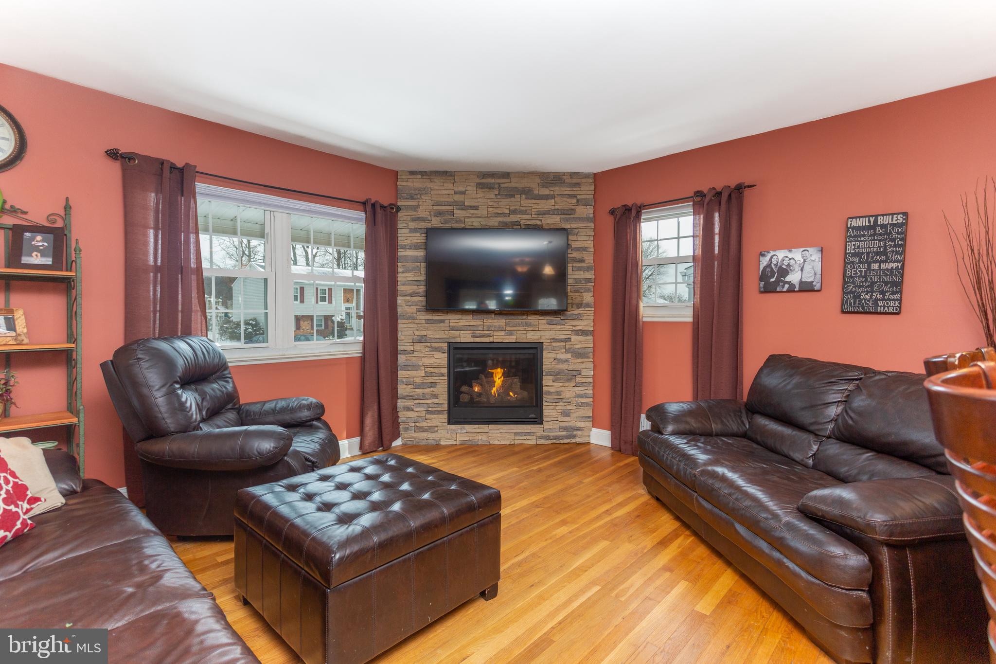 424 Nollmeyer Road Baltimore, MD 21220 - Photo 13 of 38 Cozy living room